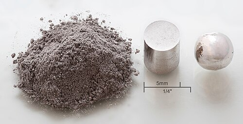 ロジウム粉末、ロジウムシリンダー、ロジウムペレットが一列に並んでいる