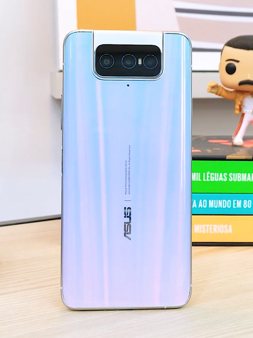 パステルホワイトのZenFone 7 Proのガラス背面