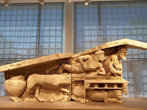 コルフ博物館のディオニュソスのペディメント。フィガレト地区のアルカイック時代のペディメントの左部分。ディオニュソスの饗宴が描かれている。紀元前 500 年のものとされる。