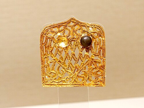 金色の蝉模様の当珰。龍観や五観、通天観などの公式の帽子を飾るのに使われた。[84]