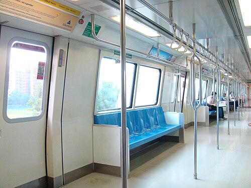 シーメンスC651型車両の車内。実験プログラムの一環として改良された手すりや立ちスペースが見られる。
