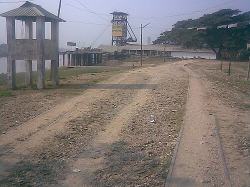チャタック セメント工場の一部である 2 つの建物と道路の画像。