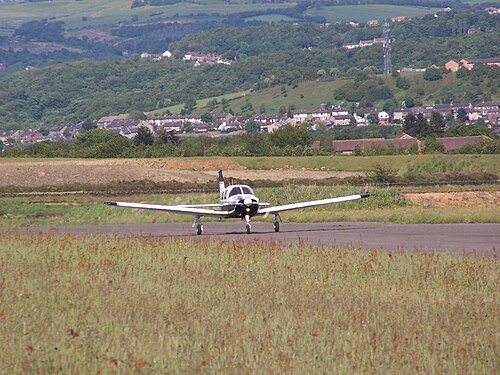 PA-28R (G-IRKB) が滑走路25から離陸