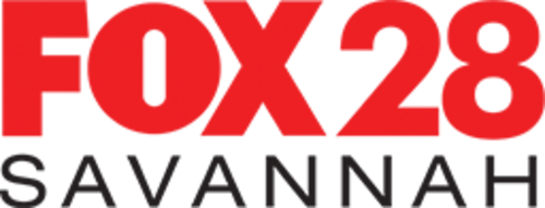 赤い Fox ネットワークのロゴの横に、サンセリフ体の赤い 28 があります。両方の要素の下には、細い黒のサンセリフ体の「Savannah」という単語があります。