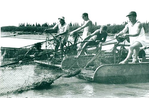 1943 年頃のフーラ湖の漁師たち