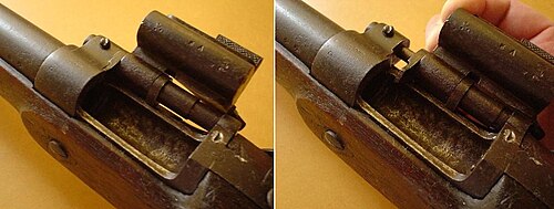 スナイダー・エンフィールドの開いた銃尾。エジェクターの動作を示している。