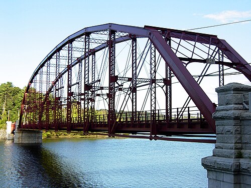 ゲートハウス橋 - 貯水池を横断するいくつかの橋のうちの1つ