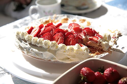 イチゴとクリームを添えたスウェーデンの夏至のケーキ
