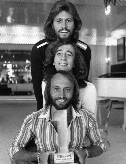 1977 年のビージーズ (上から下): バリー、ロビン、モーリス ギブ
