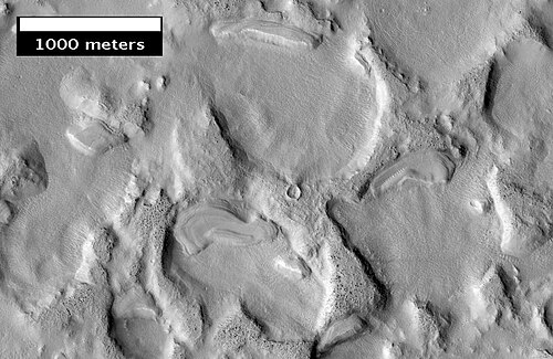 HiWish プログラムの下で HiRISE が撮影した、Deuteronilus Mensae の侵食された地形の別の図。