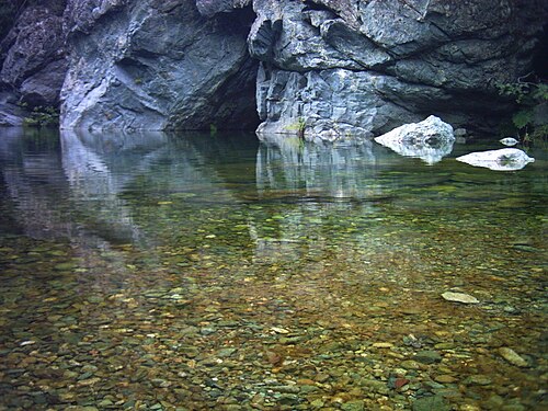 ピンツァローネ橋上流のフィウモルボ川の静かな水面