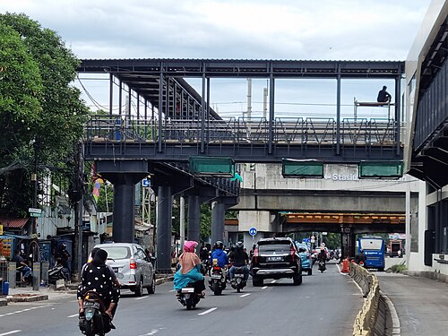 マトラマン駅への歩道橋
