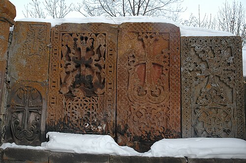 雪の中のハチュカルの列