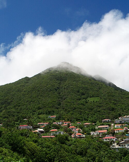 ウィンドワードサイドから見た雲に覆われた山の景色