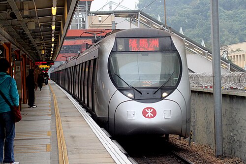 東鉄線の火炭駅に停車中の、未改修のSP1900型車両