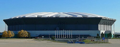 大きなドーム型スタジアムのカラー写真