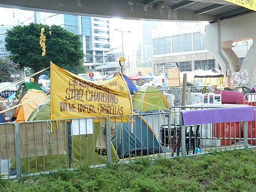 警察の横断幕のパロディ：「突撃をやめなければ傘をさします」