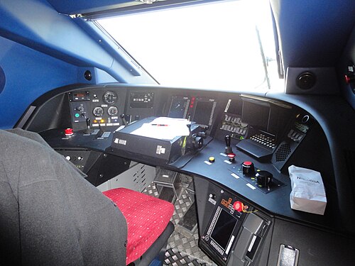 フランス: SNCF TGV Duplex セットの運転室コントロールの全景。