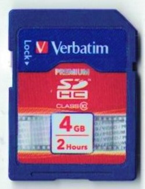 切手ほどの大きさの小さな青いメモリカードで、「Verbatim 4 GB 2時間」と印刷されています。