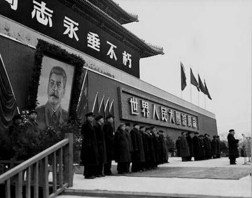 ヨシフ・スターリンの死後に掲げられた肖像画、1953年