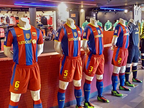 FCバルセロナのスポーツショップには、ユニフォーム、サッカーボール、その他のサッカー用品が多数並んでいる。