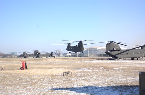 キャンプ・ハンフリーズ上空を飛行するCH-47チヌークヘリコプター。