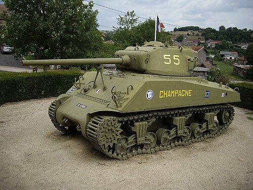 シャーマン戦車「シャンパン」はドンペール近郊のヴィル＝シュル＝イヨンに保存されている。戦闘中に撃破された。右側の穴に注目
