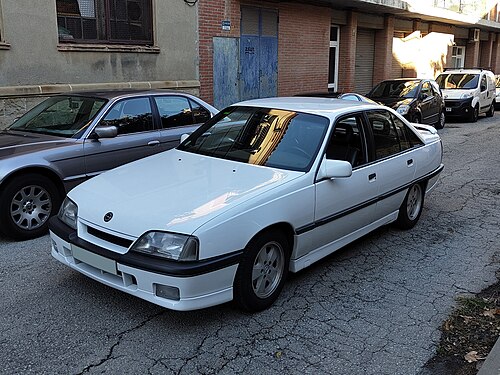 1989 年製の白いオペル オメガ 3000。