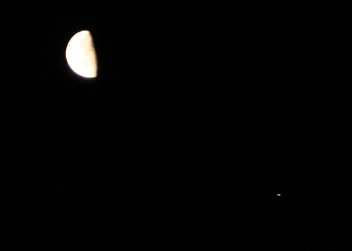 国際宇宙ステーション（右下）が打ち上げの15分前にケープ岬上空を通過します。