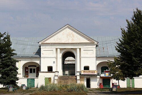 1809年から1814年にかけて建設され、最近復活したマーチャント コートの正面玄関