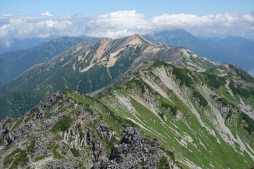 水晶山から見た赤牛山。
