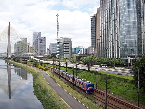 ブルックリン CBD の CPTM 2070 シリーズ電車。
