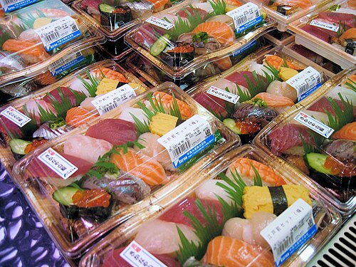 東京のスーパーで販売されているにぎり寿司