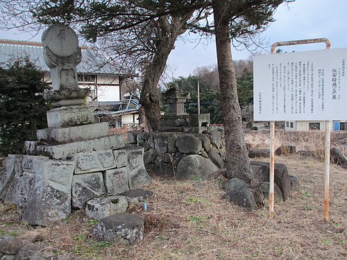 山梨市牧岡にある安田義貞の墓（塔は室町時代建立）