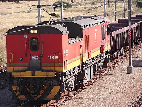 15-050号機がセットBの列車セクションをサルコールの列車組立ヤードへ運んでいるところ、2014年11月11日