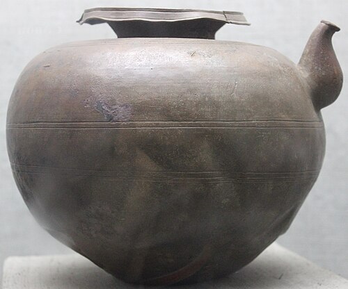 これは、ラジャスタン州バラトプル県バヤナで発見された、グプタ朝時代の1821年の金貨が入った銅の花瓶です。