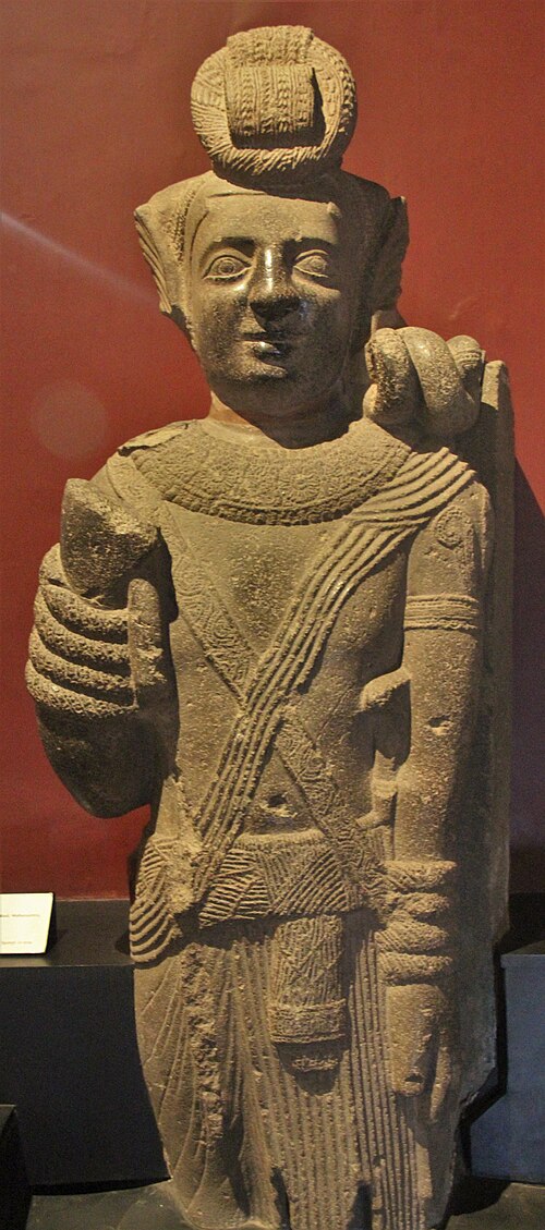 ドヴァラパラ ヤクシャは玄武岩で作られています。西暦2世紀に仏教の洞窟（ピタルホーラ）で発見されました。プリンス オブ ウェールズ博物館