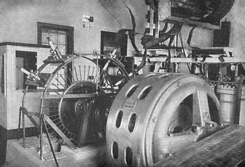 フェッセンデンが1905年にマサチューセッツ州ブラントロックで製作した35kWの同期回転式火花送信機は、1906年に88kHzで世界初の双方向大西洋横断通信を成功させた。