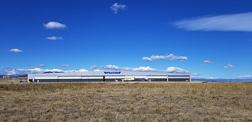 コロラド州ブルームフィールドのロッキーマウンテンメトロポリタン空港 (BJC) にあるピラタス格納庫。