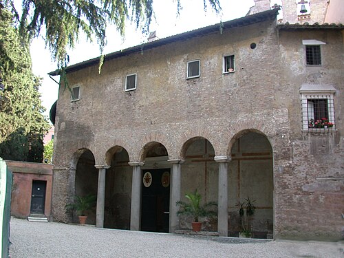 ローマのサン・ステファノ・ロトンド大聖堂（470年頃建立）は、3つのアーケードのうち外側のアーケードを失っているが、古代の構造の中核部分は残っている。