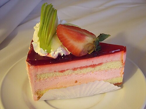 イチゴを飾ったイチゴケーキのスライス