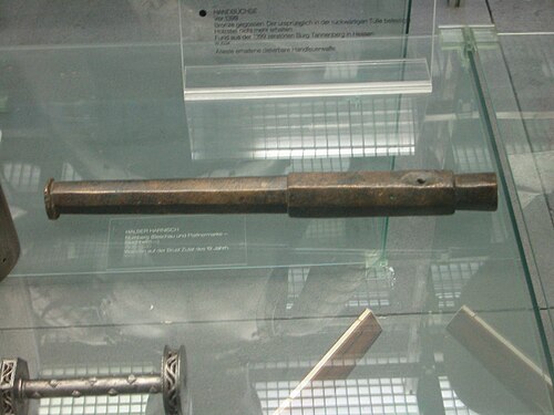 タンネンベルク ハンドゴンネは鋳造青銅製の銃です。銃口径は 15 ～ 16 mm です。1399 年に破壊されたタンネンベルク城の井戸で発見されました。ドイツで現存する最古の銃です。