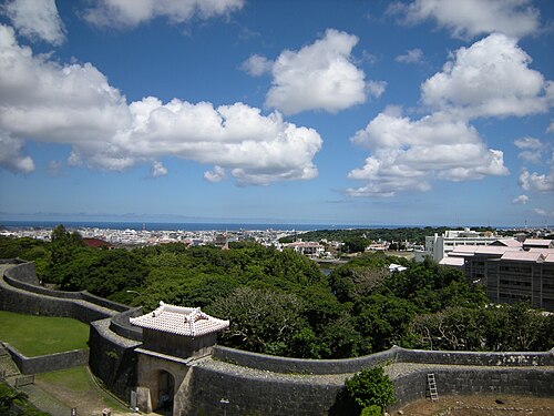 久慶門近くの塀と遠くに龍潭が見える