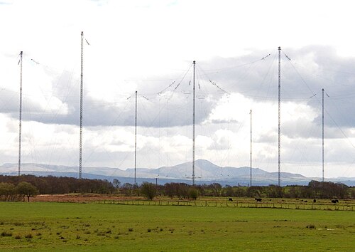 英国アンソーン軍事無線局のVLF送信機に使用されているトリデコ傘型アンテナ。送信周波数は19.6kHz。