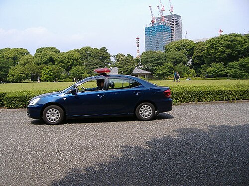 東京の皇居庭園内のパトカーに乗った皇室警備隊