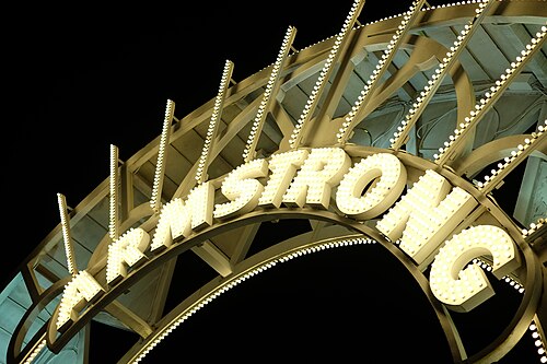 「アームストロング」と書かれたライトアップされたゲートウェイ アーチの標識