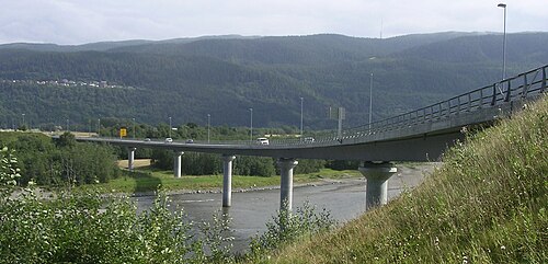 ガウラ川を渡る橋