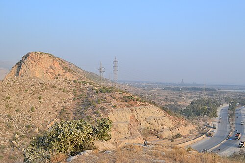 パキスタンのマルガラ丘陵の最西端からカラチッタ山脈までを通り、新たに再整備されたGT道路