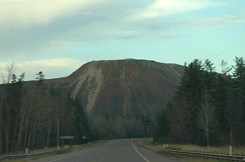 大きな廃石の山の前で曲がる前に遠くまで続く道路
