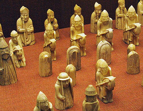 大英博物館に展示されている作品群の中には、後方に司教の列、その奥に騎士の列が並んでいる。